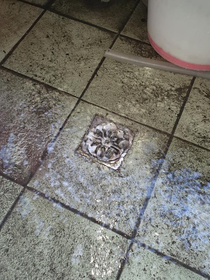 學校教室走廊處地板水管疏通